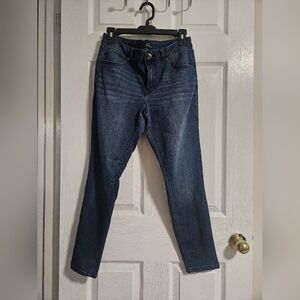 1822 Jeans. Size 12.. Ankle style jeans. Very stretchy!!!